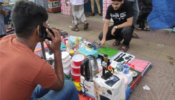 ​নীলক্ষেতের ফুটপাতে 'সুপার শপ'