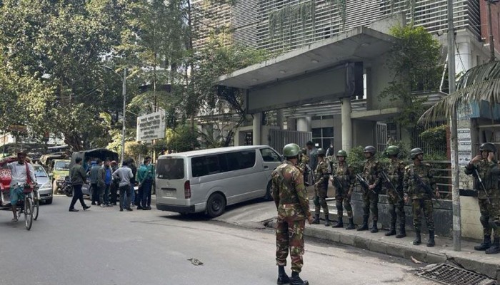 ​মাদক অধিদপ্তরের ডিজি নিজ কার্যালয়ে অবরুদ্ধ