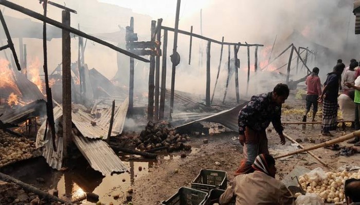 ​গাজীপুরে ফল পট্টিতে আগুন, কয়েক'শ দোকান পুড়ে ছাই