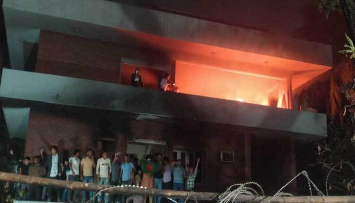 ​ধানমন্ডি ৩২ নম্বর বাড়িতে ভাঙচুরের পর আগুন