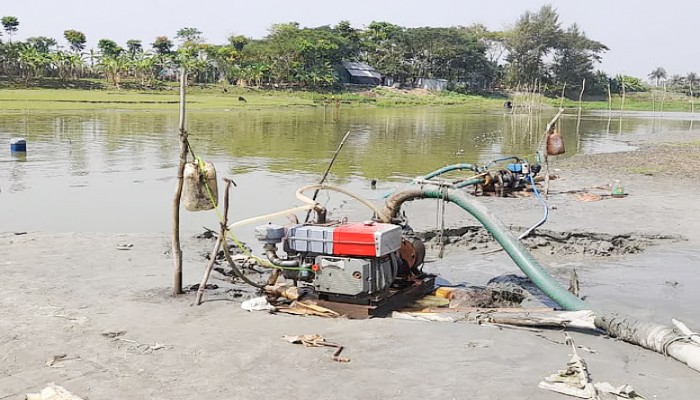 মেঘনায় বালু তুলছেন ‘বিএনপি নেতারা’, ভাঙন আতঙ্কে বাসিন্দারা