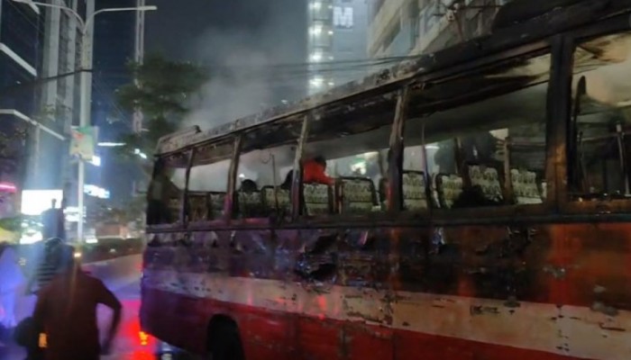 মহাখালীতে বাসে আগুন