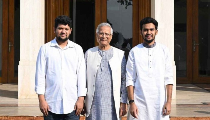 উপদেষ্টার পদ থেকে বিদায় লগ্নে প্রধান উপদেষ্টার সঙ্গে দুই সাবেক ছাত্র সমন্বয়ক