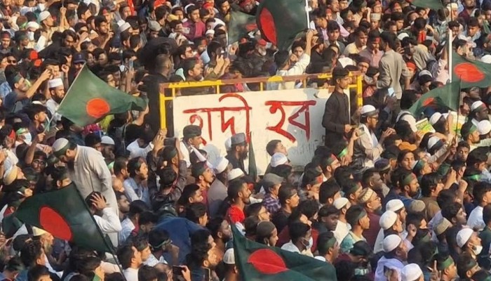 হাদি হত্যার প্রতিবাদে ও বিচার দাবিতে শাহবাগে বিক্ষোভ মানুষের ঢল