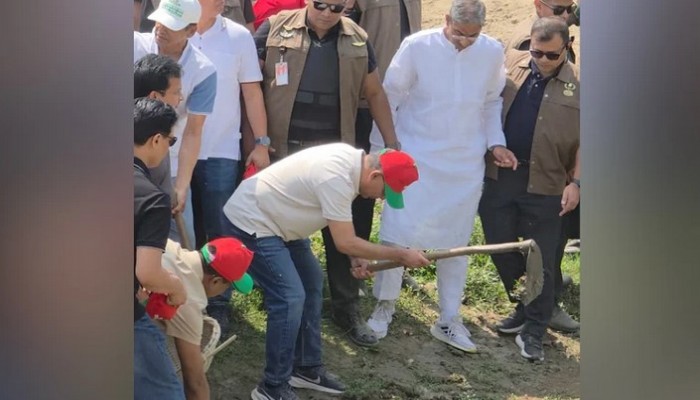 নিজ হাতে মাটি কেটে খাল খনন কর্মসূচির উদ্বোধন করেছেন প্রধানমন্ত্রী তারেক রহমান