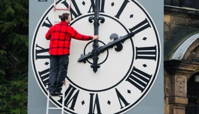 এক ঘণ্টা এগিয়ে ঘড়ি, দীর্ঘতর দিন: ফ্রান্সে গ্রীষ্মকালীন সময়ের সূচনা