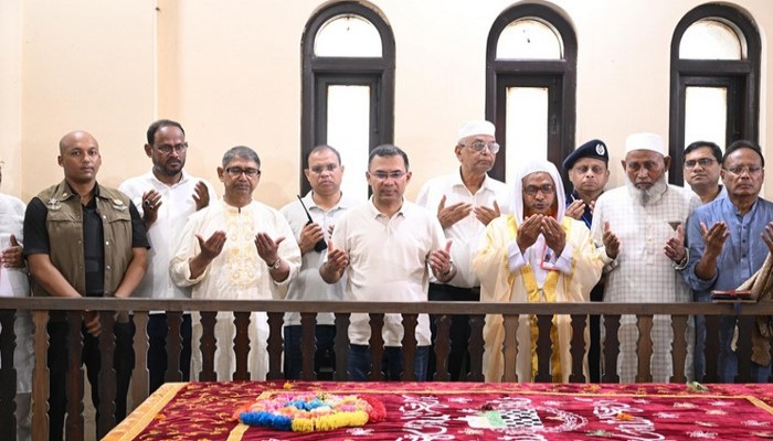 মওলানা আবদুল হামিদ খান ভাসানীর কবর জিয়ারত করলেন প্রধানমন্ত্রী
